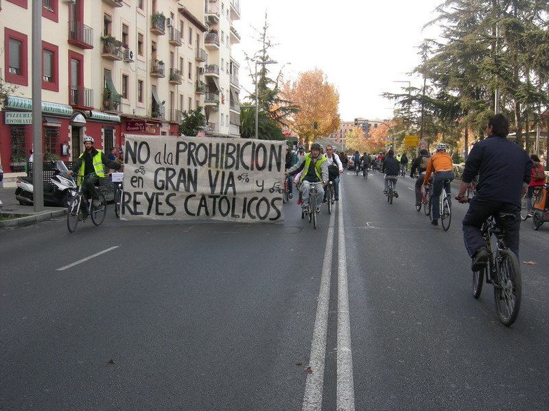 Marcha contra la prohibición de bicis por Pacoluis